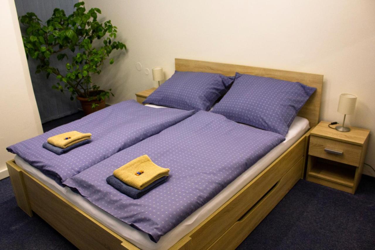 Blue In Beautiful Style Garden With Atmosphere Apartamento Praga